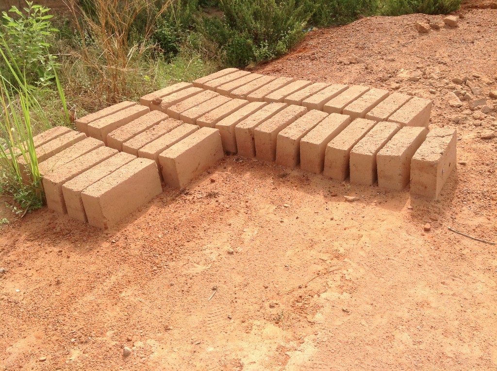 Foto: Bausteine für die neue Grundschule in Umulokpa, Nigeria, März 2013