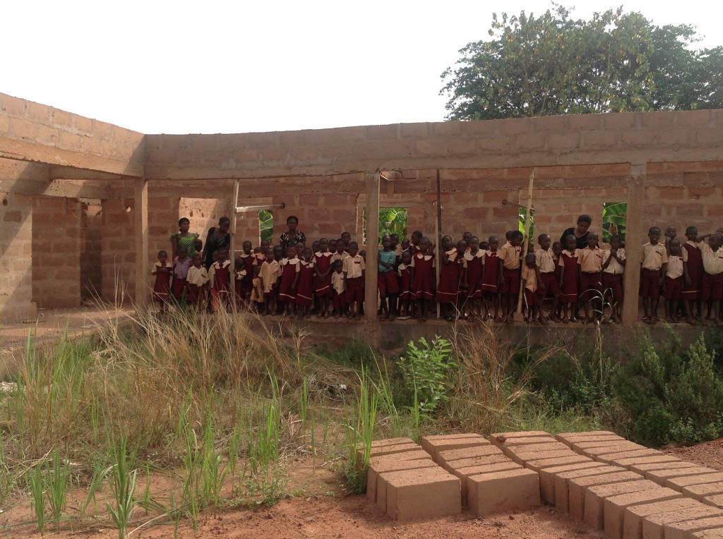 Foto: Schulkinder im Rohbau der neuen Grundschule in Umulokpa, Nigeria, März 2013