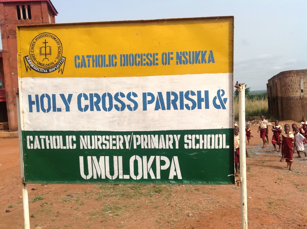 Foto: Schild vor der neuen Grundschule und dem Kindergarten in Umulokpa, Nigeria, März 2013