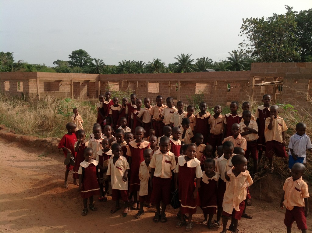 Foto: Schulkinder vor dem Rohbau der neuen Grundschule in Umulokpa, Nigeria, März 2013