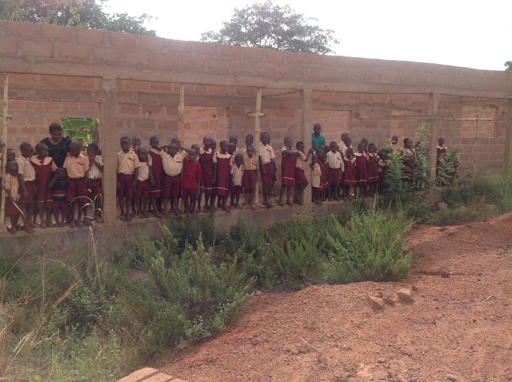 Foto: Schulkinder im Rohbau der neuen Grundschule in Umulokpa, Nigeria, März 2013