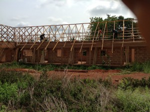 Foto: Bauarbeiter an der Schule Umulokpa, Nigeria, Mai 2013