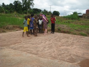 Adelheid Kortmann-Walterbusch mit Kindern auf der Bodenplatte, Juli 2012