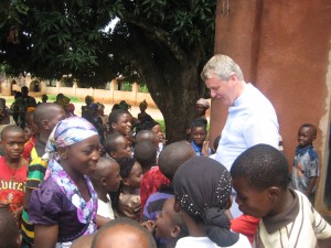 Foto: Pastor Bernd de Baey mit Kindern vor der Sakristei von "Holy-Cross, Nigeria, Sommer 2012