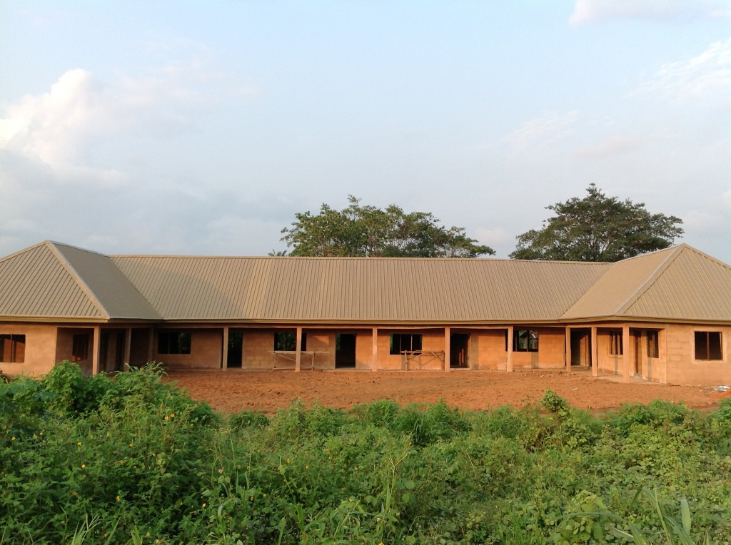 Foto: Schule mit Dach, neue Grundschule in Umulokpa, August 2013