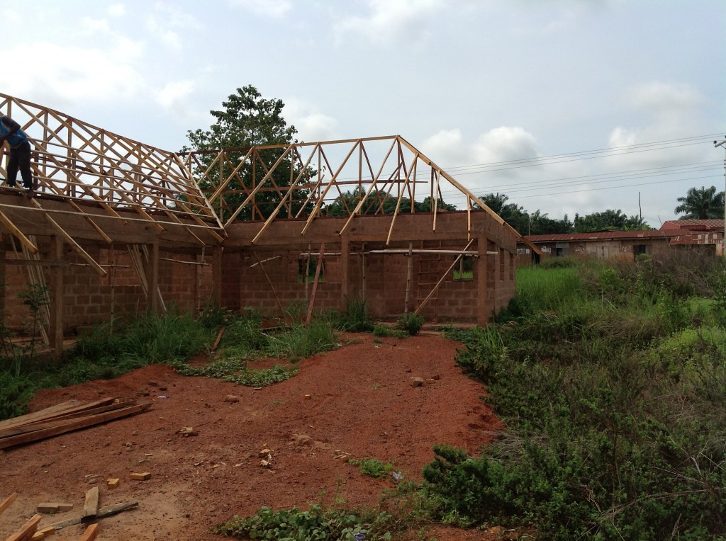 Foto: Dachkonstruktion an der Grundschule Umulokpa, Nigeria, Mai 2013