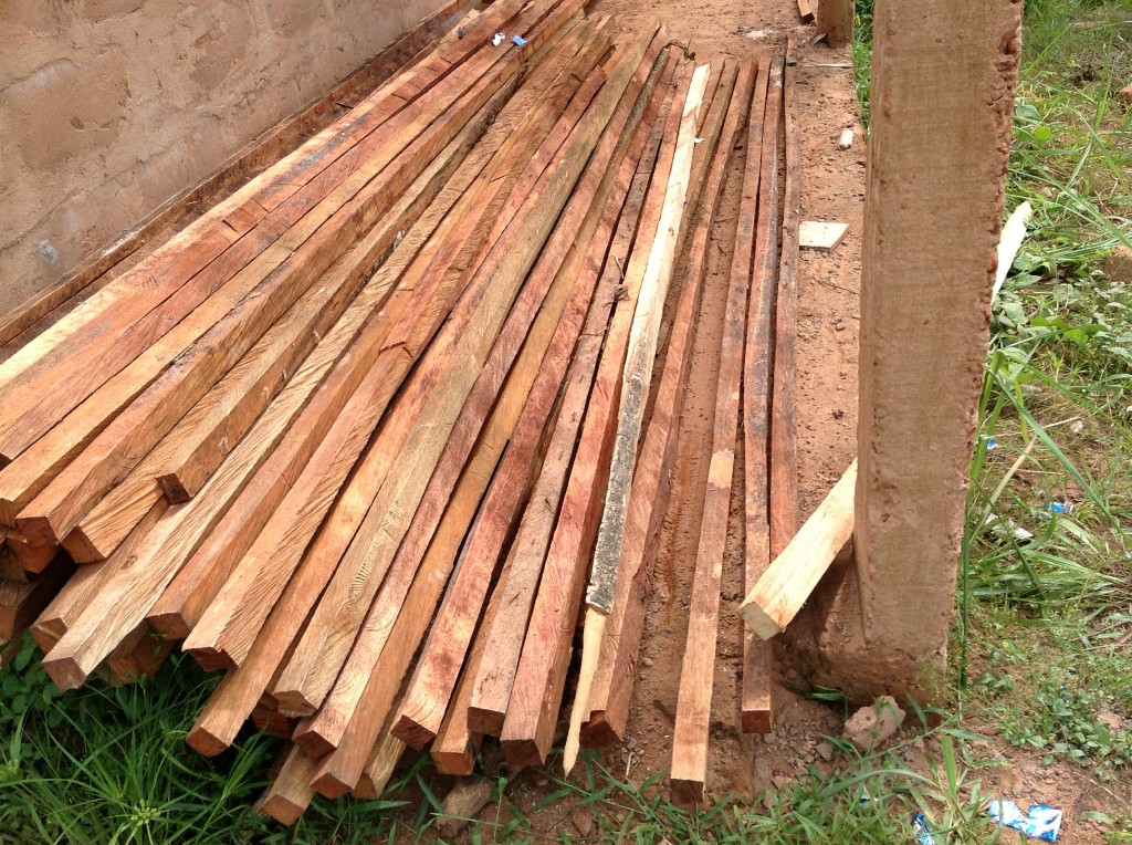 Foto: Dachlatten für die Grundschule Umulokpa, Nigeria, Mai 2013